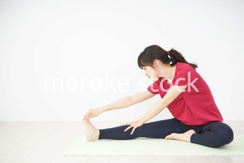 ストレッチをする若い女性