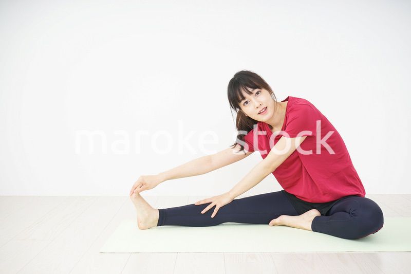 ストレッチをする若い女性