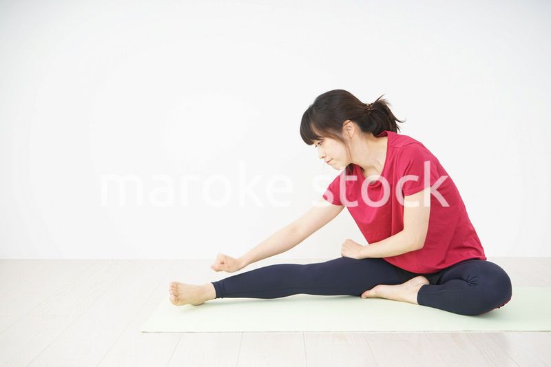 ストレッチをする若い女性