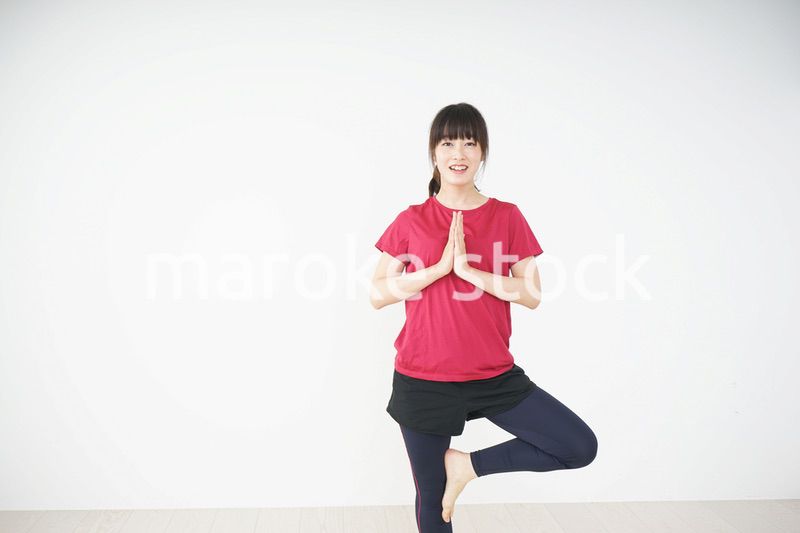 ストレッチをする若い女性