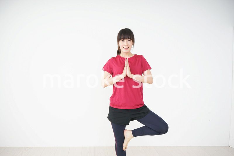 ストレッチをする若い女性