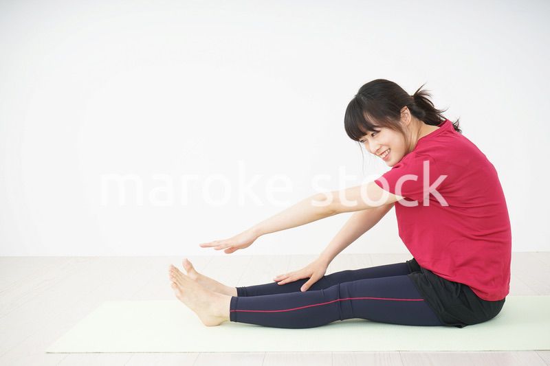 ストレッチをする若い女性