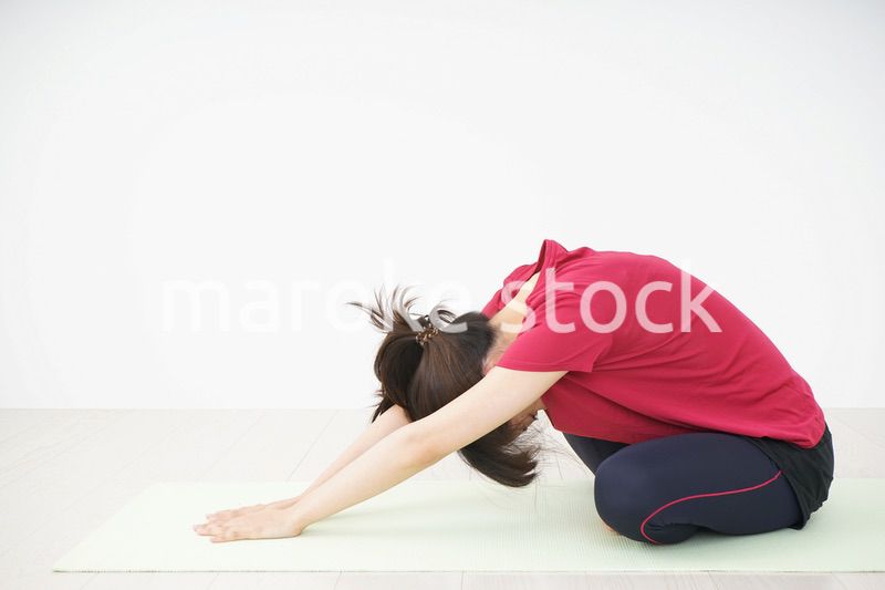 ストレッチをする若い女性