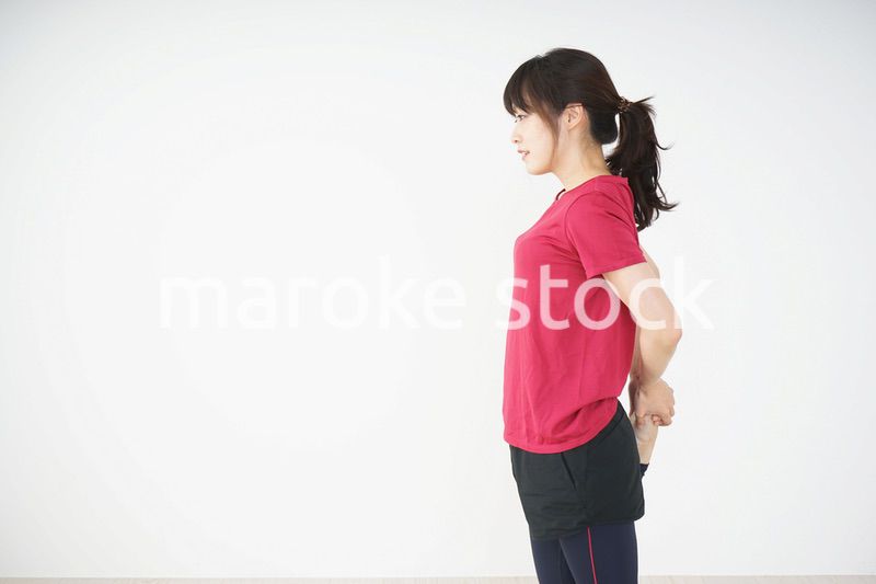 ストレッチをする若い女性