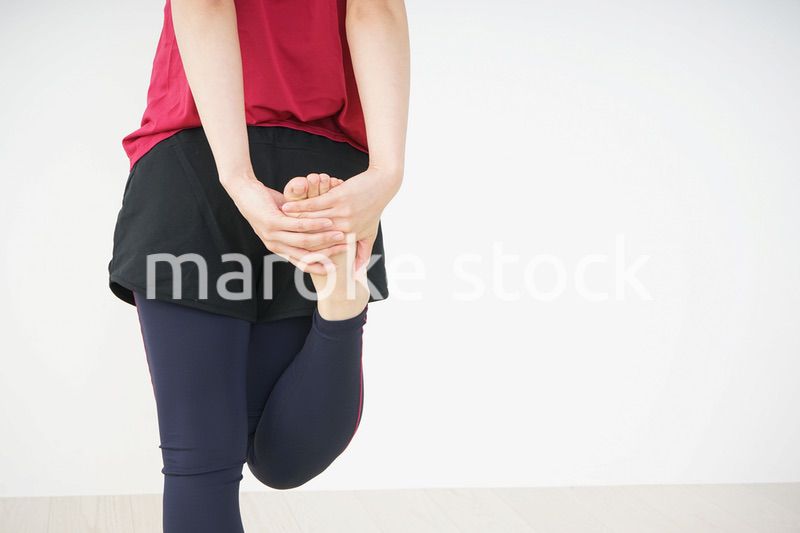 ストレッチをする若い女性