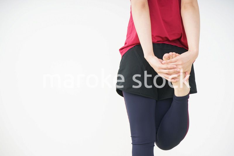 ストレッチをする若い女性