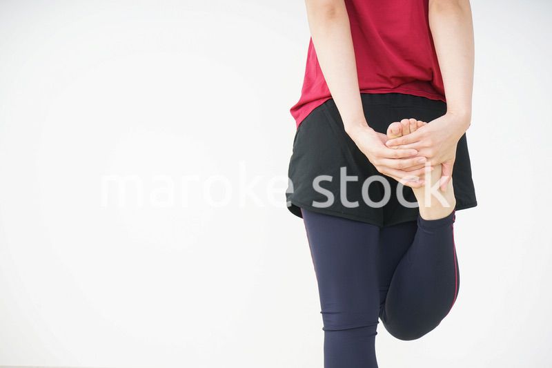 ストレッチをする若い女性