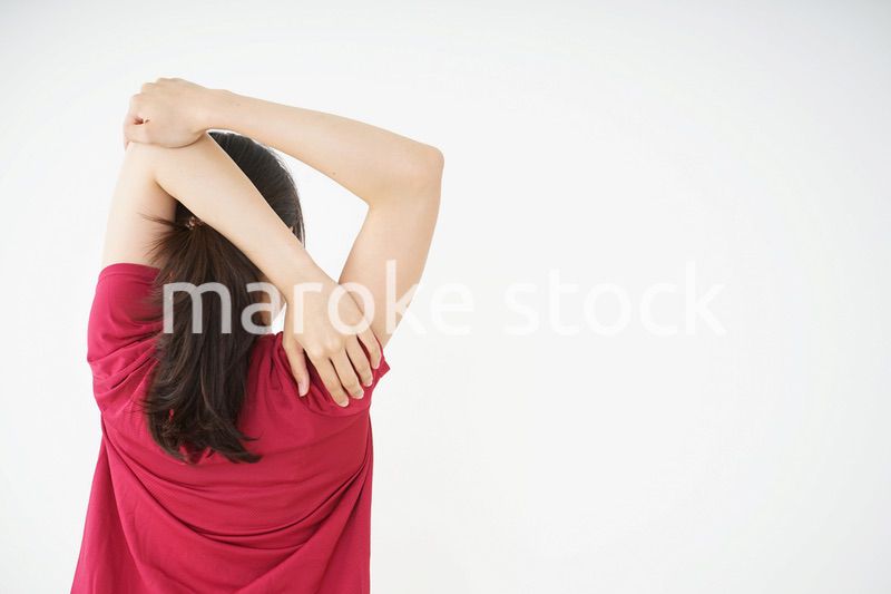 ストレッチをする若い女性