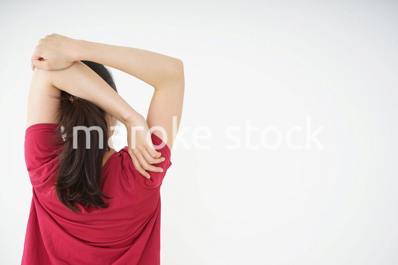 ストレッチをする若い女性