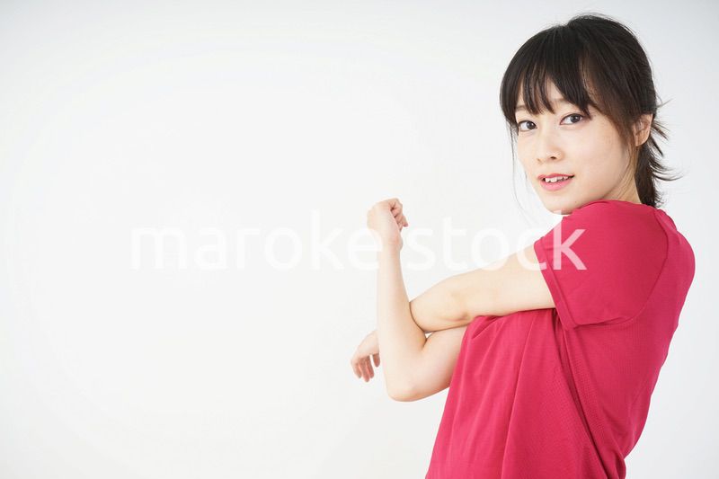 ストレッチをする若い女性