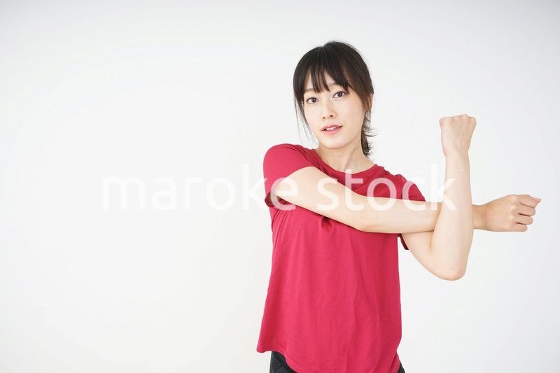 ストレッチをする若い女性