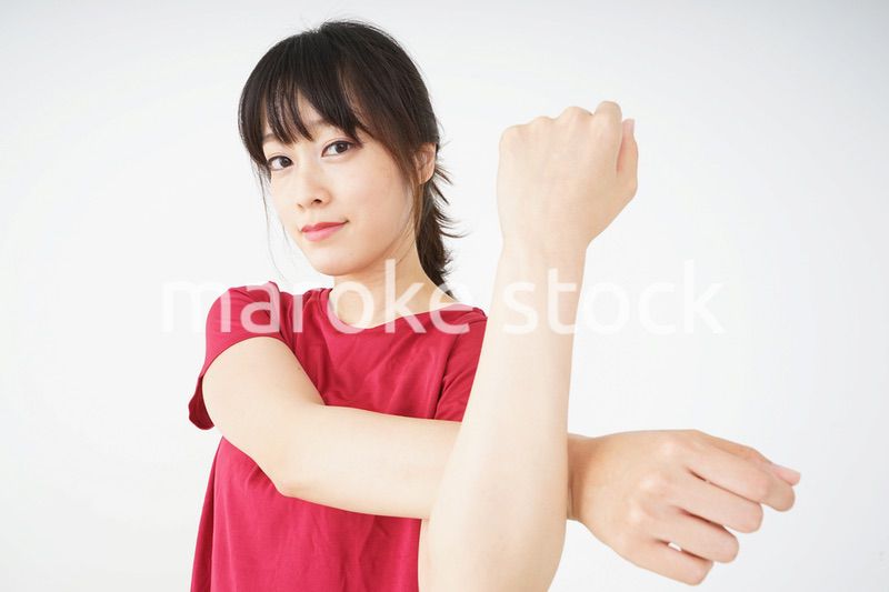 ストレッチをする若い女性