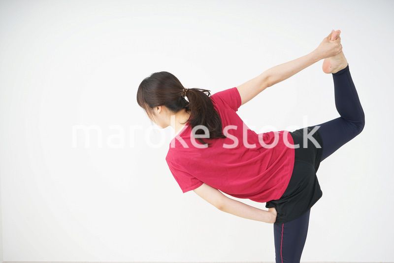 ストレッチをする若い女性