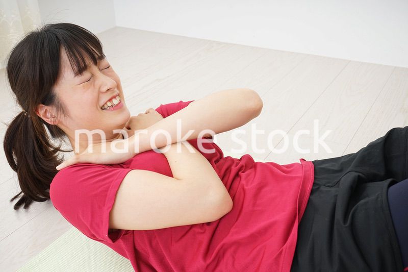 筋トレをする若い女性