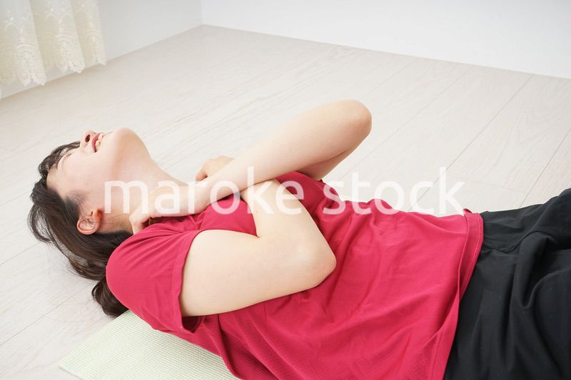 筋トレをする若い女性