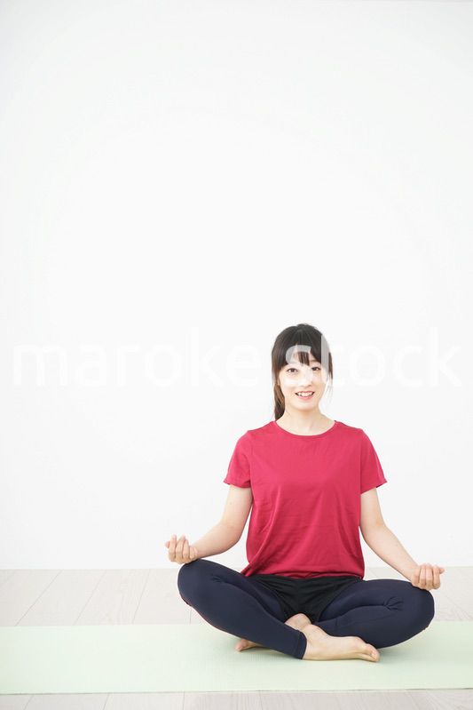 ヨガをする若い女性