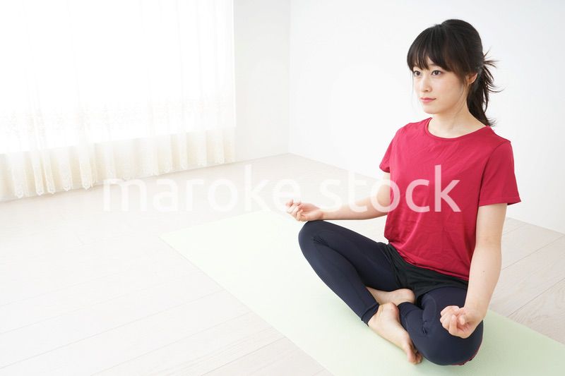 ヨガをする若い女性