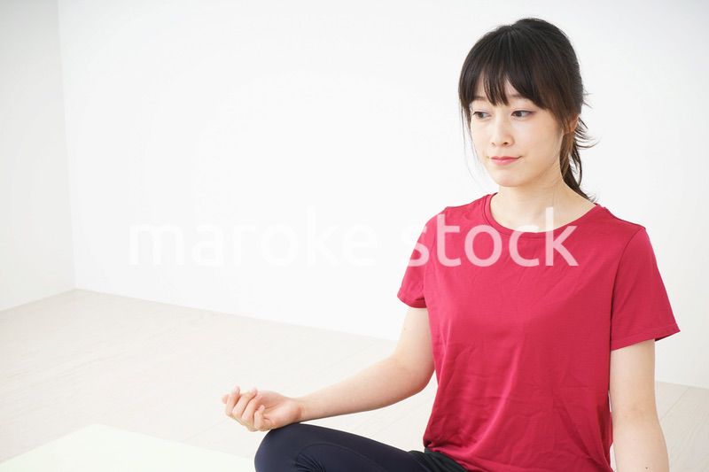 ヨガをする若い女性