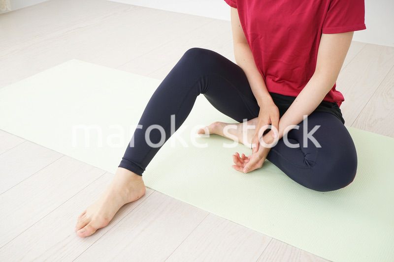 ヨガをする若い女性