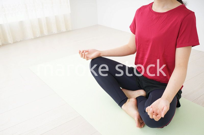 ヨガをする若い女性