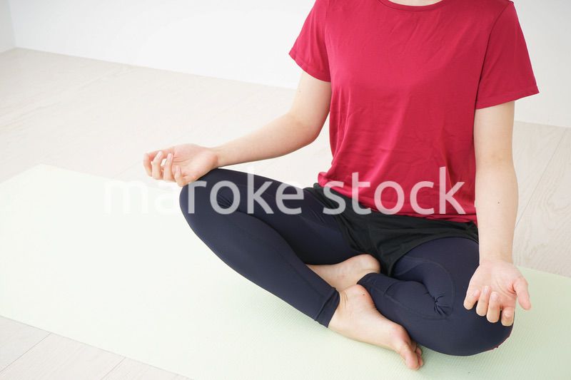 ヨガをする若い女性