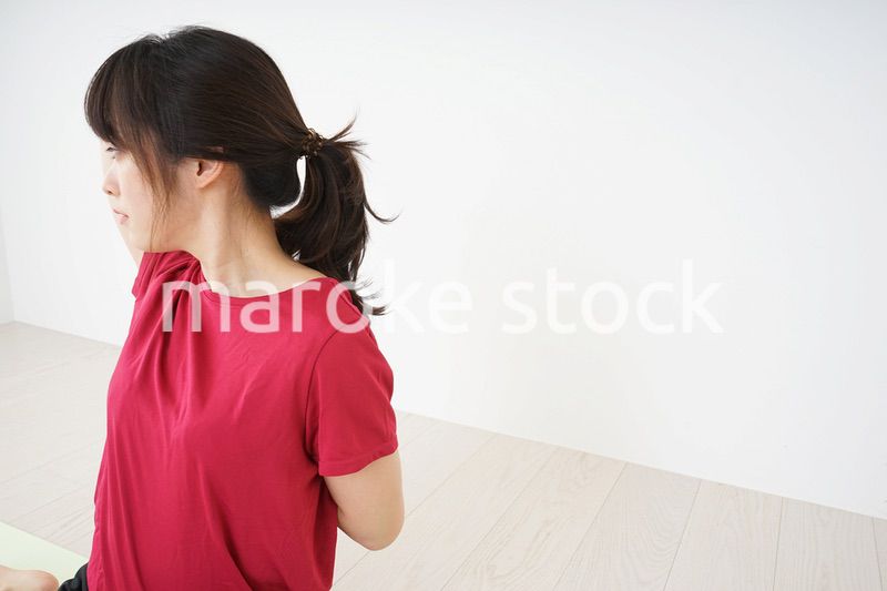 ストレッチをする若い女性