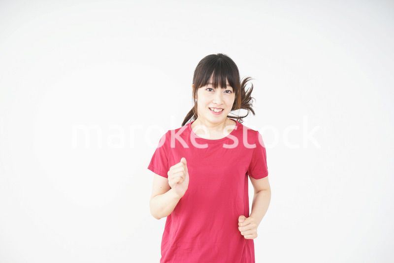 ランニングをする若い女性