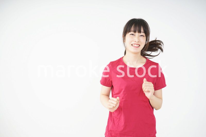 ランニングをする若い女性