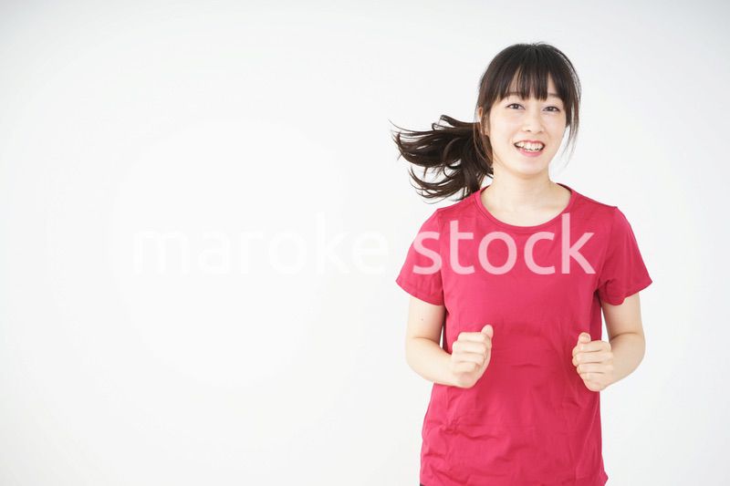 ランニングをする若い女性