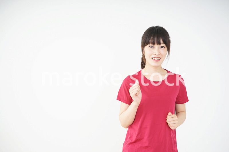 ランニングをする若い女性