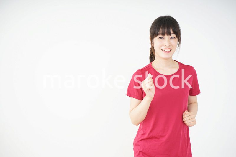 ランニングをする若い女性