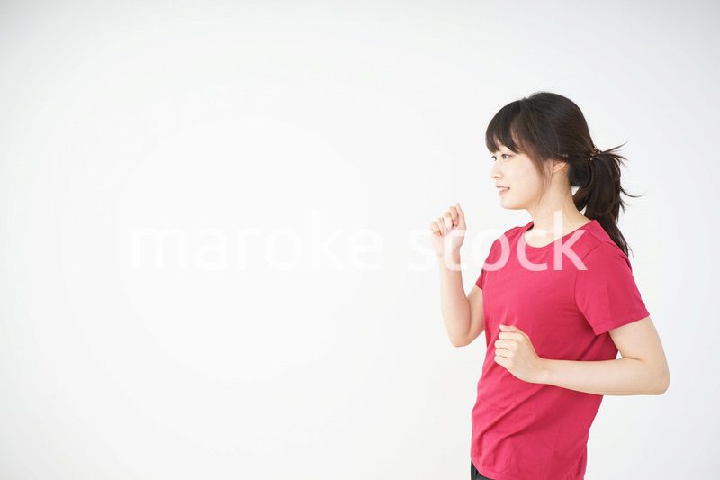 ランニングをする若い女性