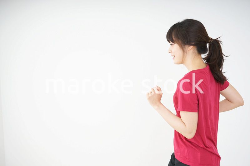 ランニングをする若い女性