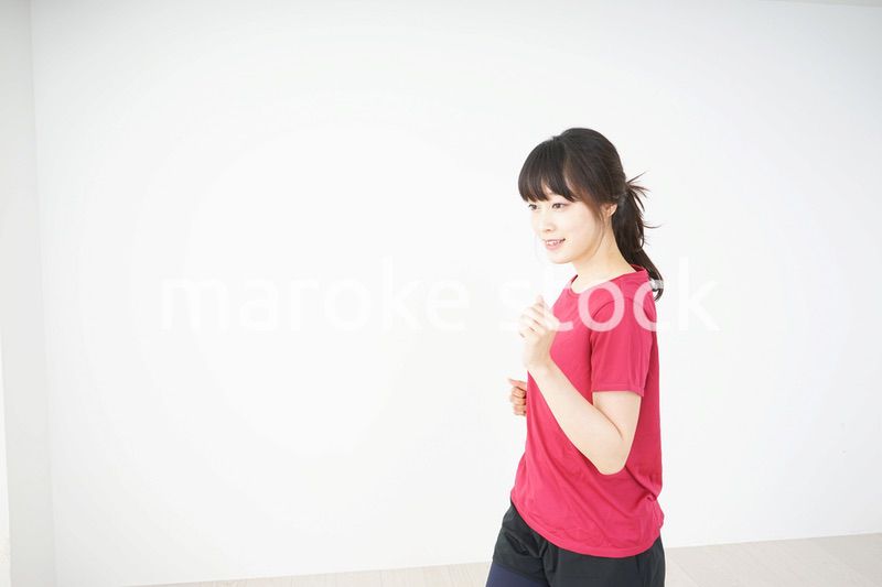 ランニングをする若い女性