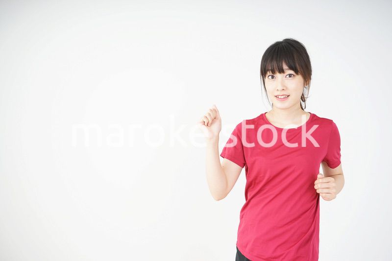 ランニングをする若い女性