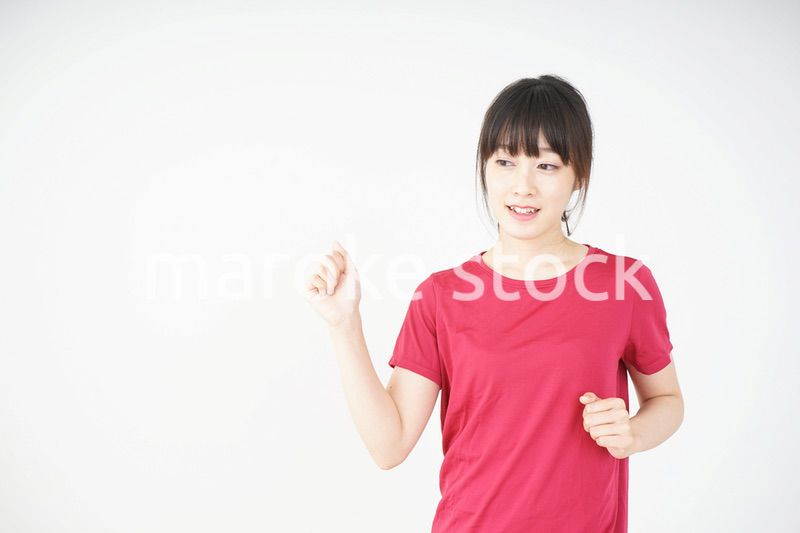 ランニングをする若い女性