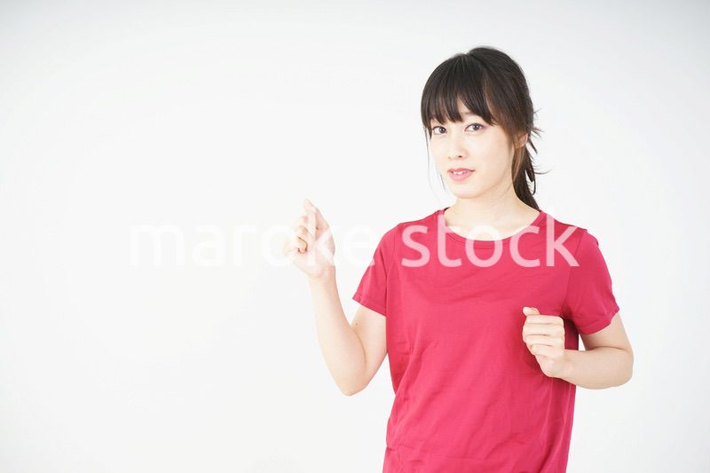 ランニングをする若い女性