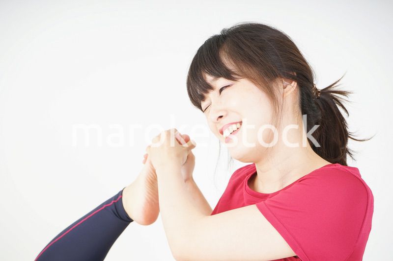 ストレッチをする若い女性