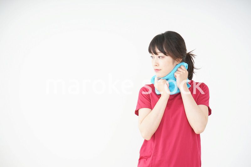 スポーツ中に汗を拭く若い女性