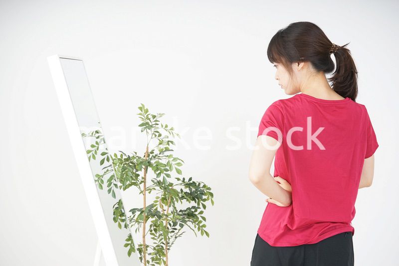 ダイエットをする若い女性