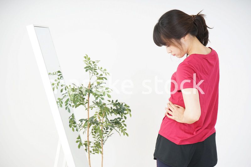 ダイエットをする若い女性