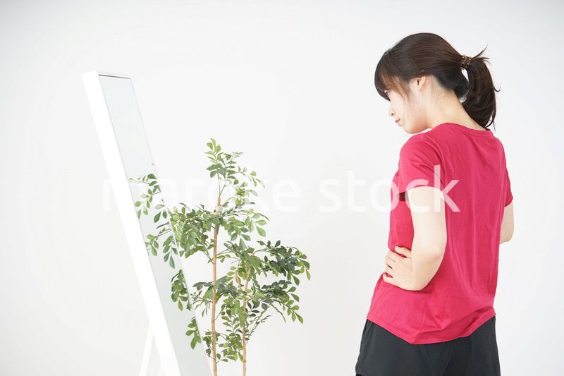 ダイエットをする若い女性