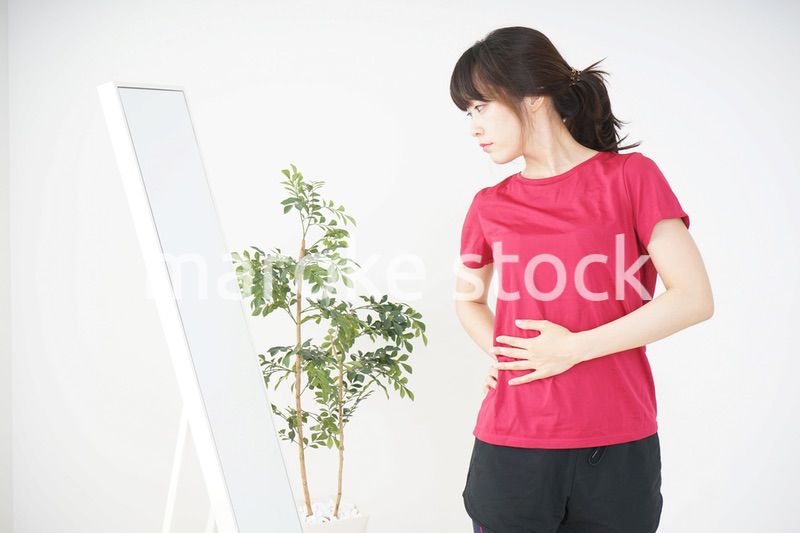 ダイエットをする若い女性