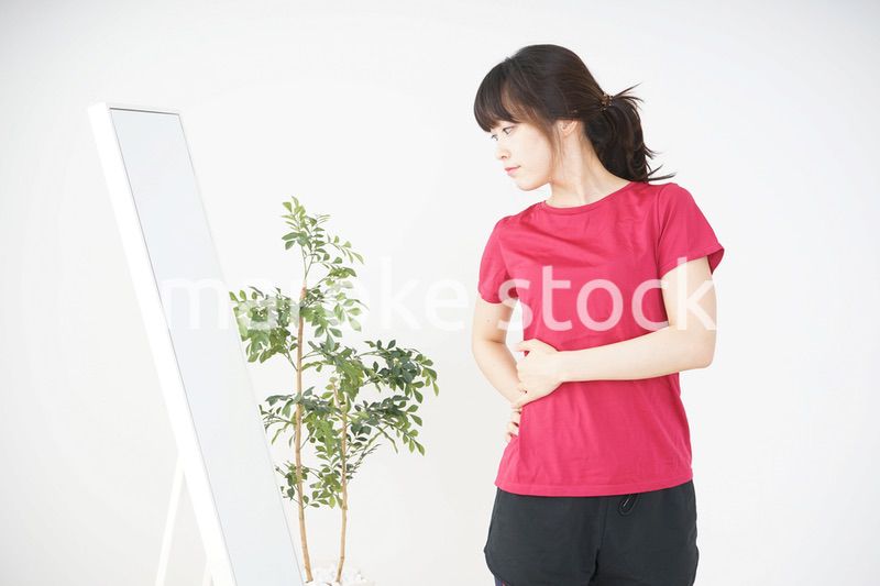 ダイエットをする若い女性