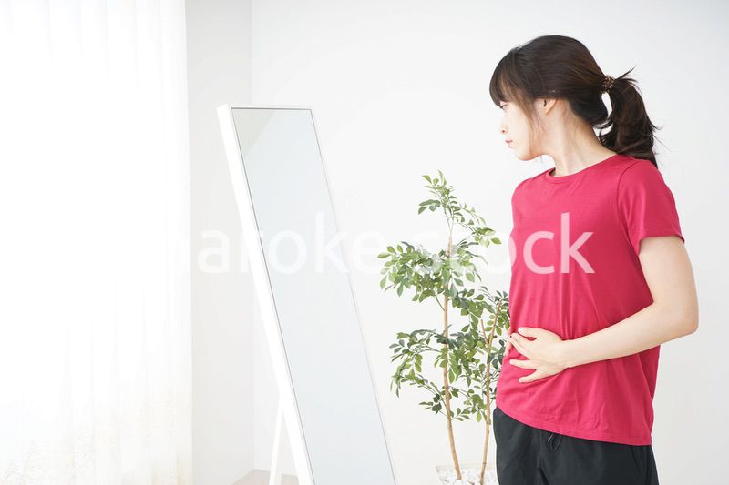 ダイエットをする若い女性