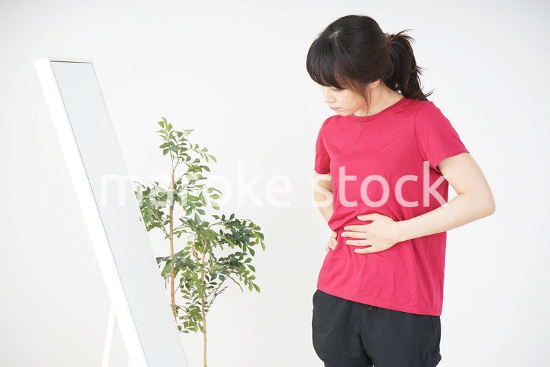 ダイエットをする若い女性