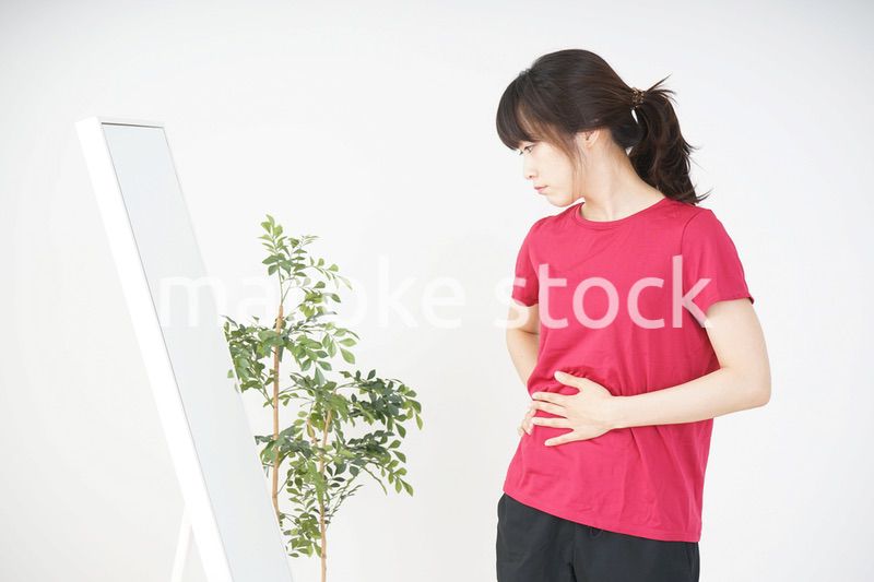 ダイエットをする若い女性