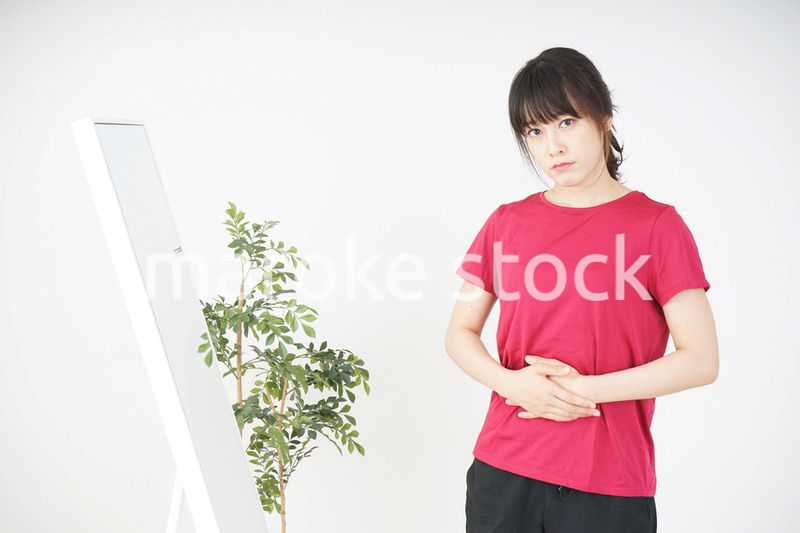 ダイエットをする若い女性
