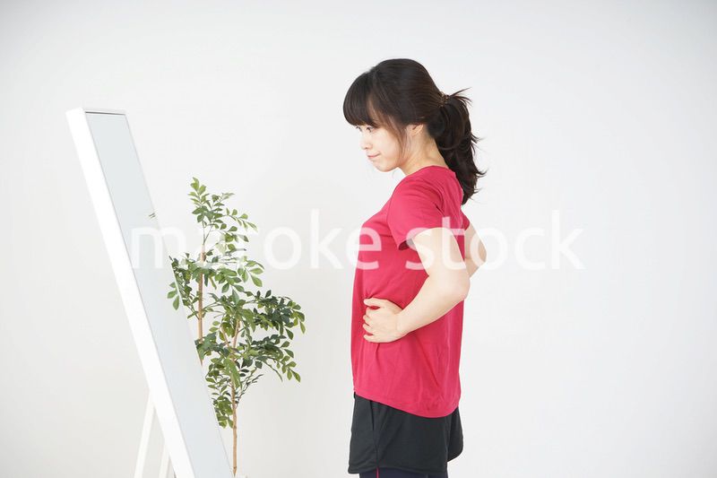 ダイエットをする若い女性