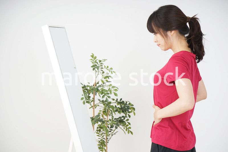 ダイエットをする若い女性